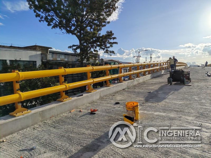 Barandas amarillas continuas vistas desde el extremo del puente del puente Venecia con fabricación e instalación profesional en Bogotá, Colombia. Montajes, Ingeniería y Construcción. MIC SAS. Barandas amarillas continuas vistas desde el extremo del puente del puente Venecia en Bogotá, Colombia. Montajes, Ingeniería y Construcción. MIC SAS.