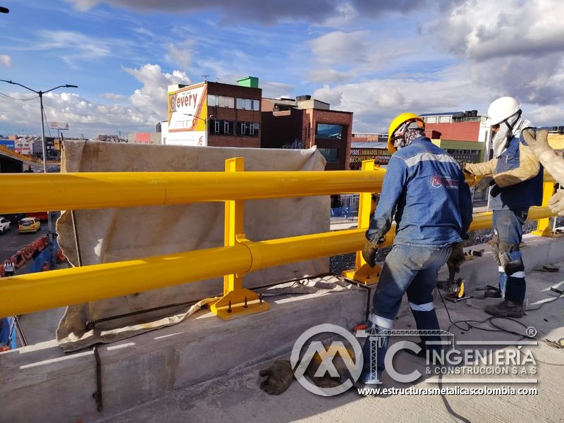 Trabajador junto a barandas amarillas y borde de losa del puente Venecia con fabricación e instalación profesional en Bogotá, Colombia. Montajes, Ingeniería y Construcción. MIC SAS. Trabajador junto a barandas amarillas y borde de losa del puente Venecia en Bogotá, Colombia. Montajes, Ingeniería y Construcción. MIC SAS.