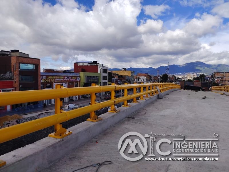 Barandas amarillas instaladas a lo largo del puente del puente Venecia con fabricación e instalación profesional en Bogotá, Colombia. Montajes, Ingeniería y Construcción. MIC SAS. Barandas amarillas instaladas a lo largo del puente del puente Venecia en Bogotá, Colombia. Montajes, Ingeniería y Construcción. MIC SAS.