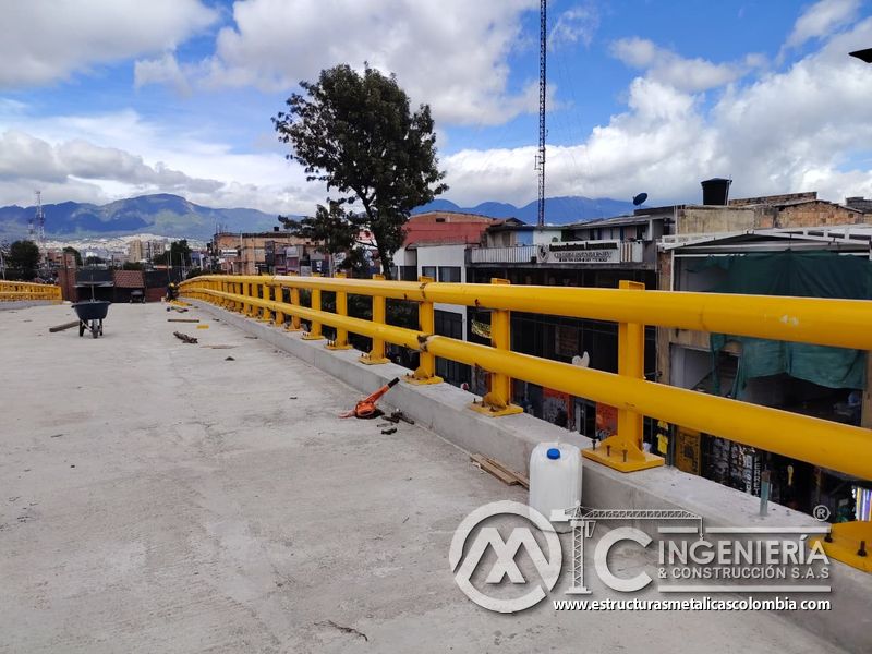 Panorámica de barandas amarillas con árbol sobre la losa del puente Venecia con fabricación e instalación profesional en Bogotá, Colombia. Montajes, Ingeniería y Construcción. MIC SAS. Panorámica de barandas amarillas con árbol sobre la losa del puente Venecia en Bogotá, Colombia. Montajes, Ingeniería y Construcción. MIC SAS.