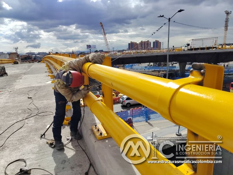 Trabajador ajustando pasamanos tubular en baranda amarilla del puente Venecia con fabricación e instalación profesional en Bogotá, Colombia. Montajes, Ingeniería y Construcción. MIC SAS. Trabajador ajustando pasamanos tubular en baranda amarilla del puente Venecia en Bogotá, Colombia. Montajes, Ingeniería y Construcción. MIC SAS.