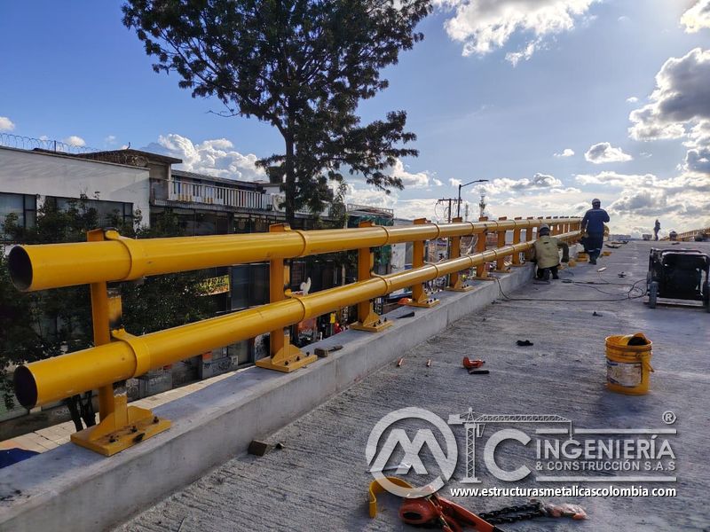 Barandas amarillas alineadas con herramientas sobre losa del puente Venecia con fabricación e instalación profesional en Bogotá, Colombia. Montajes, Ingeniería y Construcción. MIC SAS. Barandas amarillas alineadas con herramientas sobre losa del puente Venecia en Bogotá, Colombia. Montajes, Ingeniería y Construcción. MIC SAS.