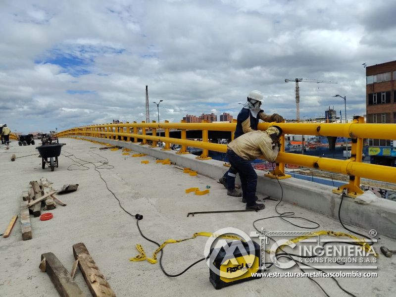 Trabajador soldando o ajustando pasamanos amarillo del puente Venecia con fabricación e instalación profesional en Bogotá, Colombia. Montajes, Ingeniería y Construcción. MIC SAS. Trabajador soldando o ajustando pasamanos amarillo del puente Venecia en Bogotá, Colombia. Montajes, Ingeniería y Construcción. MIC SAS.