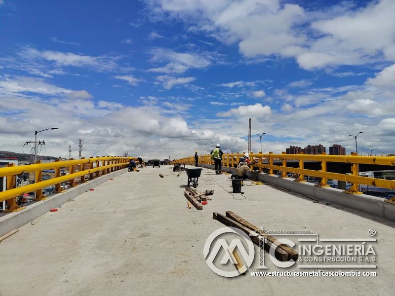 Panorámica de losa con barandas amarillas laterales del puente Venecia con fabricación e instalación profesional en Bogotá, Colombia. Montajes, Ingeniería y Construcción. MIC SAS. Panorámica de losa con barandas amarillas laterales del puente Venecia en Bogotá, Colombia. Montajes, Ingeniería y Construcción. MIC SAS.