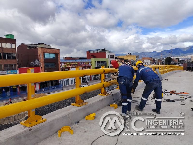 Trabajadores instalando barandas y pasamanos amarillos del puente Venecia con fabricación e instalación profesional en Bogotá, Colombia. Montajes, Ingeniería y Construcción. MIC SAS. Trabajadores instalando barandas y pasamanos amarillos del puente Venecia en Bogotá, Colombia. Montajes, Ingeniería y Construcción. MIC SAS.
