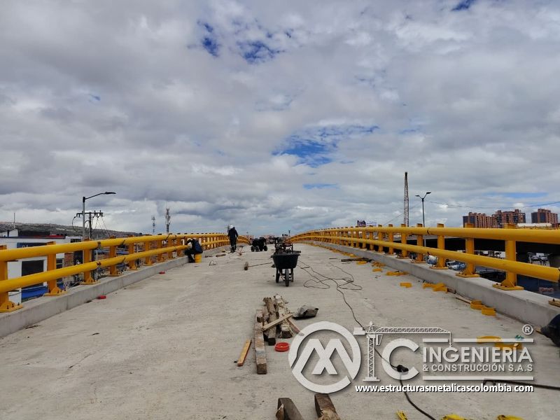 Panorámica de losa y barandas amarillas continuas del puente Venecia con fabricación e instalación profesional en Bogotá, Colombia. Montajes, Ingeniería y Construcción. MIC SAS. Panorámica de losa y barandas amarillas continuas del puente Venecia en Bogotá, Colombia. Montajes, Ingeniería y Construcción. MIC SAS.