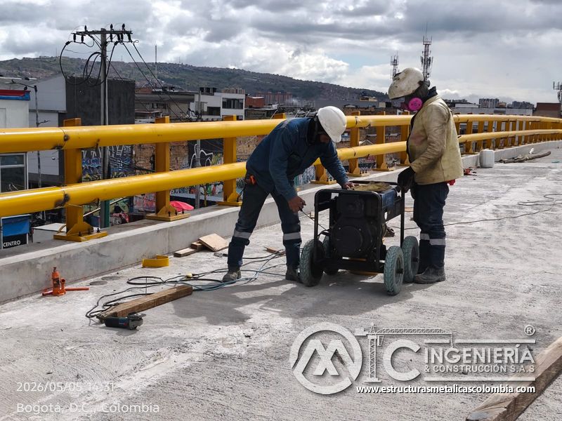 Trabajadores preparando soldadura y ajuste en barandas del puente Venecia con fabricación e instalación profesional en Bogotá, Colombia. Montajes, Ingeniería y Construcción. MIC SAS. Trabajadores preparando soldadura y ajuste en barandas del puente Venecia en Bogotá, Colombia. Montajes, Ingeniería y Construcción. MIC SAS.