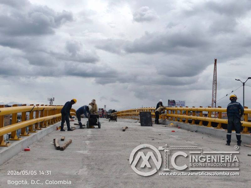Cuadrilla trabajando en barandas sobre puente vehicular del puente Venecia con fabricación e instalación profesional en Bogotá, Colombia. Montajes, Ingeniería y Construcción. MIC SAS. Cuadrilla trabajando en barandas sobre puente vehicular del puente Venecia en Bogotá, Colombia. Montajes, Ingeniería y Construcción. MIC SAS.