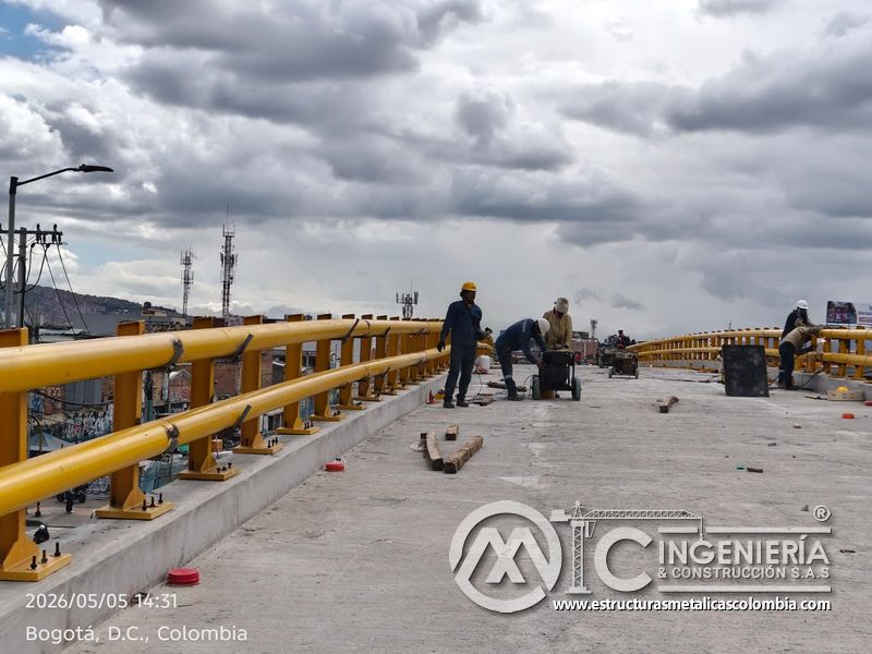 Trabajadores ajustando barandas y pasamanos en la losa del puente Venecia con fabricación e instalación profesional en Bogotá, Colombia. Montajes, Ingeniería y Construcción. MIC SAS. Trabajadores ajustando barandas y pasamanos en la losa del puente Venecia en Bogotá, Colombia. Montajes, Ingeniería y Construcción. MIC SAS.