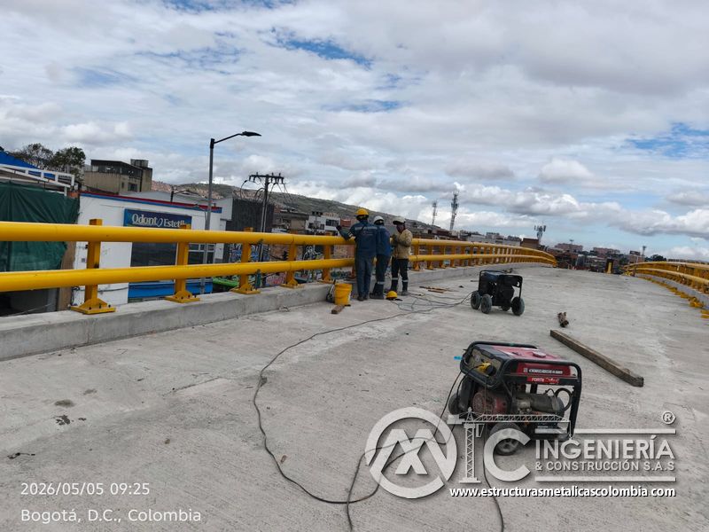 Barandas amarillas y herramientas sobre la losa del puente del puente Venecia con fabricación e instalación profesional en Bogotá, Colombia. Montajes, Ingeniería y Construcción. MIC SAS. Barandas amarillas y herramientas sobre la losa del puente del puente Venecia en Bogotá, Colombia. Montajes, Ingeniería y Construcción. MIC SAS.