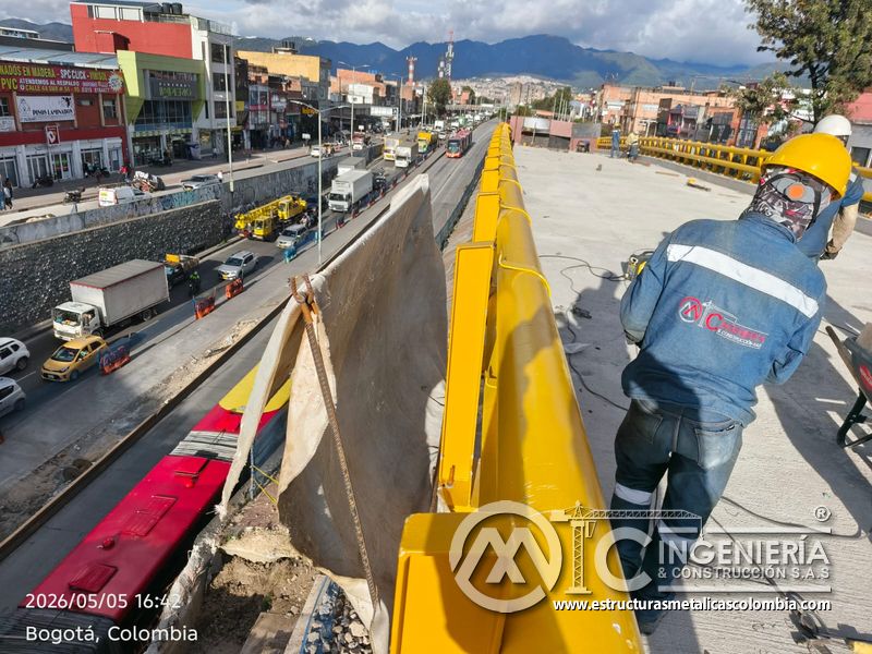 Trabajador junto a baranda y formaleta lateral del puente Venecia con fabricación e instalación profesional en Bogotá, Colombia. Montajes, Ingeniería y Construcción. MIC SAS. Trabajador junto a baranda y formaleta lateral del puente Venecia en Bogotá, Colombia. Montajes, Ingeniería y Construcción. MIC SAS.