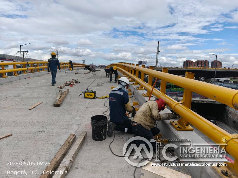 Cuadrilla ajustando pasamanos y barandas amarillas del puente Venecia con fabricación e instalación profesional en Bogotá, Colombia. Montajes, Ingeniería y Construcción. MIC SAS. Cuadrilla ajustando pasamanos y barandas amarillas del puente Venecia en Bogotá, Colombia. Montajes, Ingeniería y Construcción. MIC SAS.