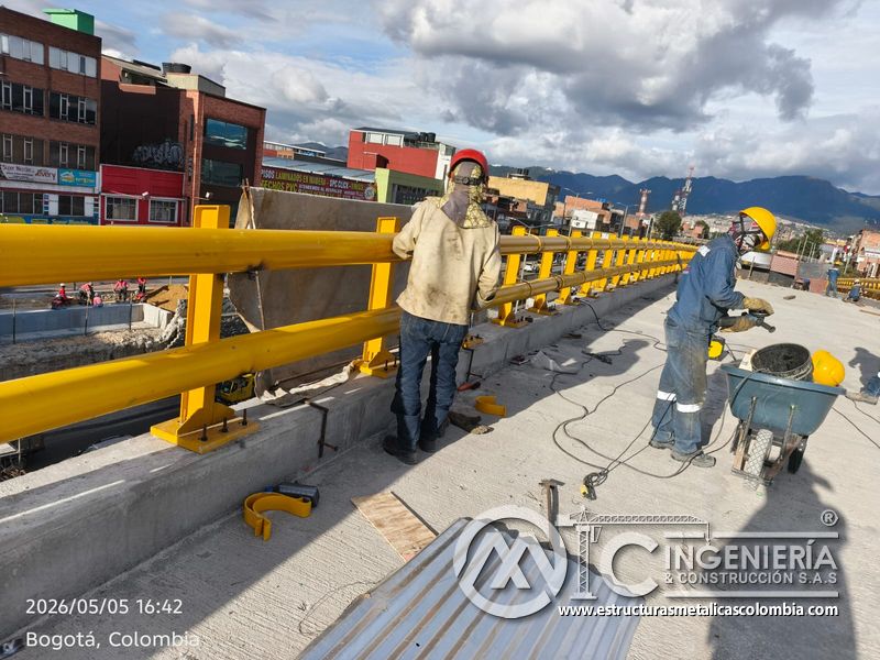 Trabajadores verificando barandas amarillas instaladas del puente Venecia con fabricación e instalación profesional en Bogotá, Colombia. Montajes, Ingeniería y Construcción. MIC SAS. Trabajadores verificando barandas amarillas instaladas del puente Venecia en Bogotá, Colombia. Montajes, Ingeniería y Construcción. MIC SAS.
