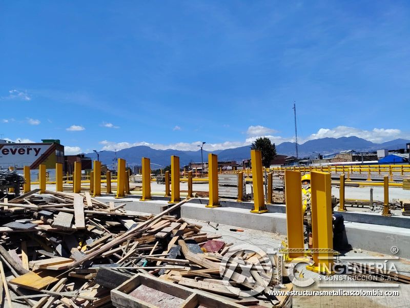 Observe columnas amarillas ancladas al parapeto y listas para conformar la defensa firme del puente hoy en Bogotá, Colombia. Montajes, Ingeniería y Construcción. MIC SAS.
