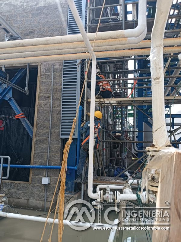 Persiana vertical de ventilación junto a escalera y andamio del Edificio eléctrico CCM - Brinsa en Bogotá, Colombia. Montajes, Ingeniería y Construcción. MIC SAS.