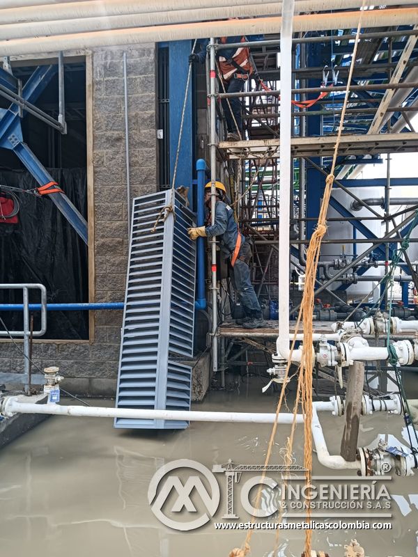Persiana metálica de ventilación en fachada con plataforma auxiliar del Edificio eléctrico CCM - Brinsa en Bogotá, Colombia. Montajes, Ingeniería y Construcción. MIC SAS.