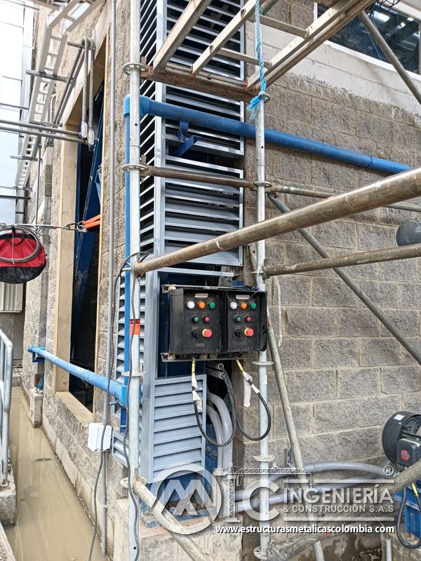 Gabinete eléctrico y persiana vertical en zona técnica del Edificio eléctrico CCM - Brinsa en Bogotá, Colombia. Montajes, Ingeniería y Construcción. MIC SAS.