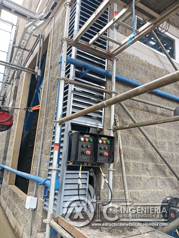 Persiana vertical de ventilación junto a escalera y andamio del Edificio eléctrico CCM - Brinsa en Bogotá, Colombia. Montajes, Ingeniería y Construcción. MIC SAS.