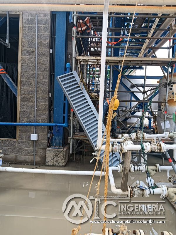 Persiana metálica de ventilación en fachada con plataforma auxiliar del Edificio eléctrico CCM - Brinsa en Bogotá, Colombia. Montajes, Ingeniería y Construcción. MIC SAS.