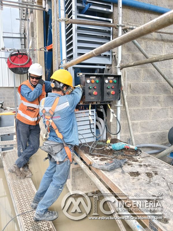 Persiana vertical de ventilación junto a escalera y andamio del Edificio eléctrico CCM - Brinsa en Bogotá, Colombia. Montajes, Ingeniería y Construcción. MIC SAS.