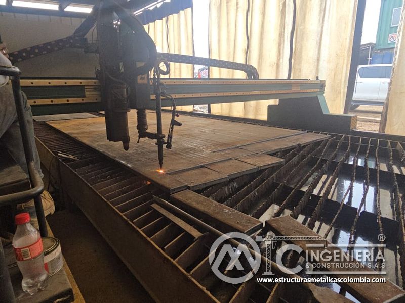 Corte de lámina metálica en mesa cnc para piezas perforadas del Edificio eléctrico CCM - Brinsa en Bogotá, Colombia. Montajes, Ingeniería y Construcción. MIC SAS.