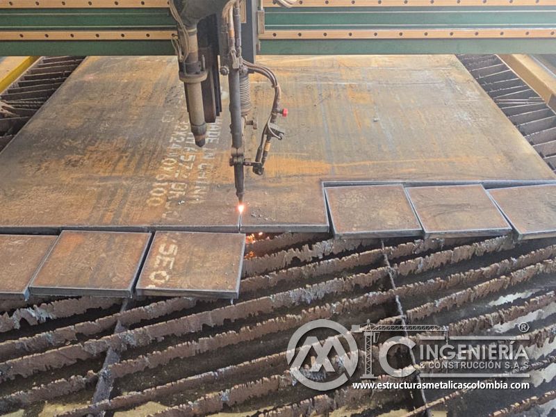 Placas metálicas perforadas y cortadas con proceso cnc del Edificio eléctrico CCM - Brinsa en Bogotá, Colombia. Montajes, Ingeniería y Construcción. MIC SAS.