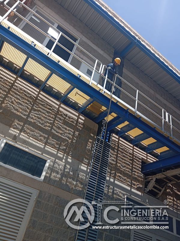 Persiana metálica vertical junto a escalera industrial exterior del Edificio eléctrico CCM - Brinsa en Bogotá, Colombia. Montajes, Ingeniería y Construcción. MIC SAS.