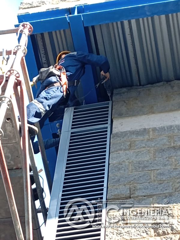 Persiana vertical metálica en fachada de edificio eléctrico del Edificio eléctrico CCM - Brinsa en Bogotá, Colombia. Montajes, Ingeniería y Construcción. MIC SAS.