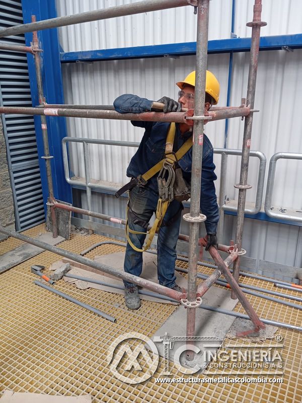 Trabajador junto a barandas y andamio en montaje de persiana del Edificio eléctrico CCM - Brinsa en Bogotá, Colombia. Montajes, Ingeniería y Construcción. MIC SAS.