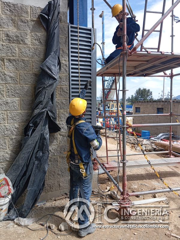 Persiana metálica vertical junto a escalera industrial exterior del Edificio eléctrico CCM - Brinsa en Bogotá, Colombia. Montajes, Ingeniería y Construcción. MIC SAS.