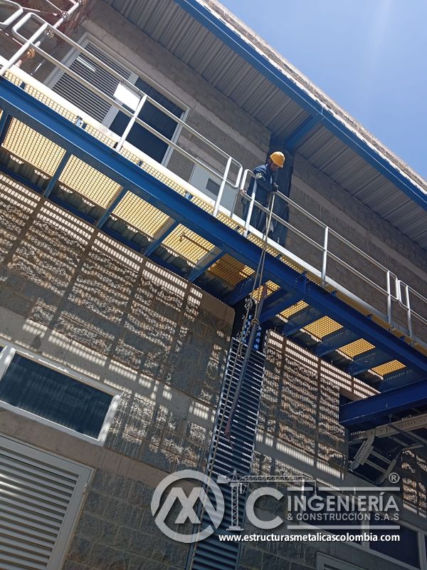 Persiana de ventilación con trabajador en acceso exterior del Edificio eléctrico CCM - Brinsa en Bogotá, Colombia. Montajes, Ingeniería y Construcción. MIC SAS.