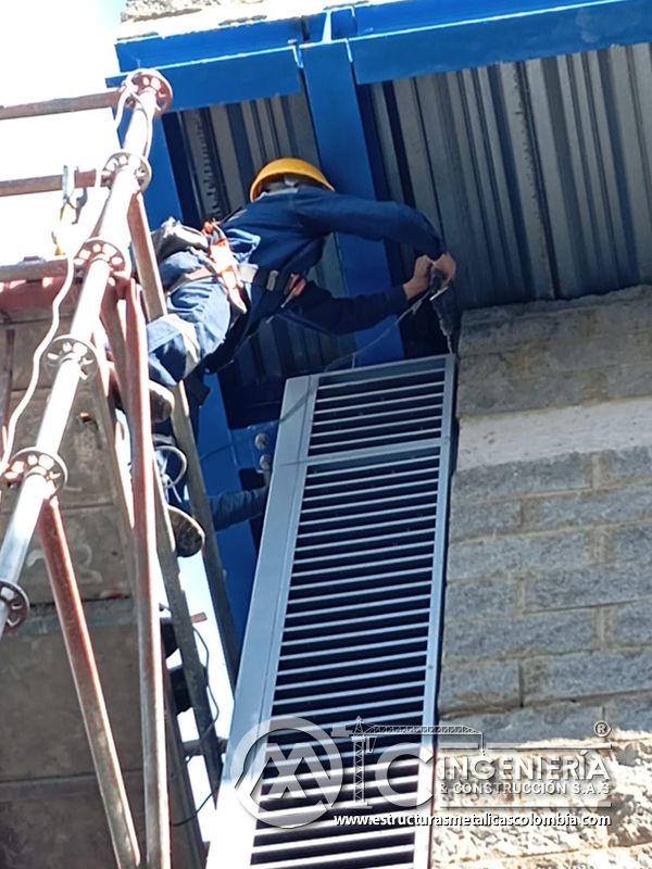 Persiana vertical metálica en fachada de edificio eléctrico del Edificio eléctrico CCM - Brinsa en Bogotá, Colombia. Montajes, Ingeniería y Construcción. MIC SAS.