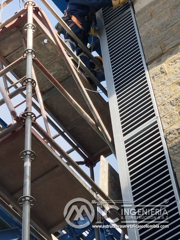 Persiana metálica entre andamios y plataforma de trabajo del Edificio eléctrico CCM - Brinsa en Bogotá, Colombia. Montajes, Ingeniería y Construcción. MIC SAS.