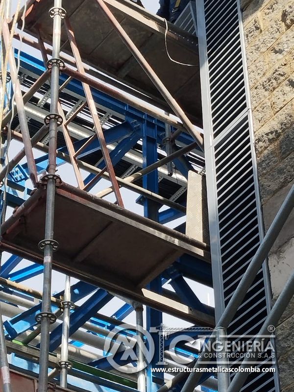 Andamio auxiliar frente a persiana vertical de ventilación del Edificio eléctrico CCM - Brinsa en Bogotá, Colombia. Montajes, Ingeniería y Construcción. MIC SAS.