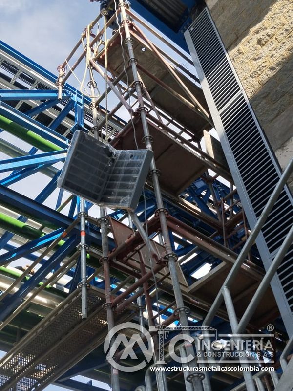 Fachada con persiana vertical y estructura auxiliar de montaje del Edificio eléctrico CCM - Brinsa en Bogotá, Colombia. Montajes, Ingeniería y Construcción. MIC SAS.
