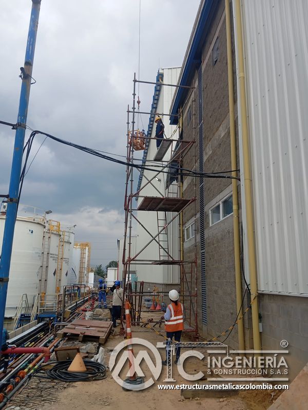 Persiana vertical de ventilación con trabajador en fachada del Edificio eléctrico CCM - Brinsa en Bogotá, Colombia. Montajes, Ingeniería y Construcción. MIC SAS.