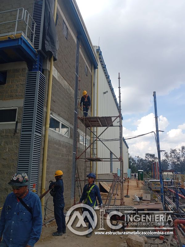 Persiana metálica entre andamios y plataforma de trabajo del Edificio eléctrico CCM - Brinsa en Bogotá, Colombia. Montajes, Ingeniería y Construcción. MIC SAS.