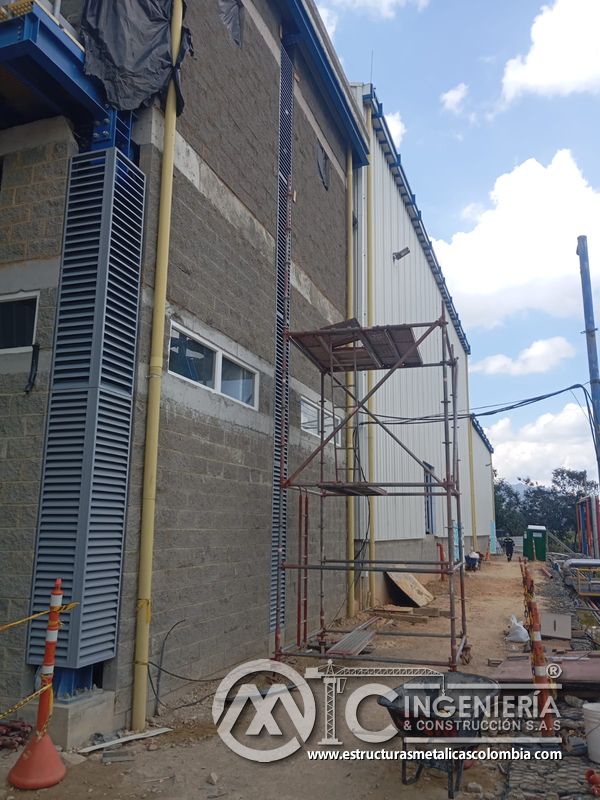 Andamio auxiliar frente a persiana vertical de ventilación del Edificio eléctrico CCM - Brinsa en Bogotá, Colombia. Montajes, Ingeniería y Construcción. MIC SAS.