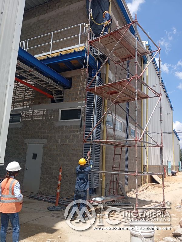 Fachada con persiana vertical y estructura auxiliar de montaje del Edificio eléctrico CCM - Brinsa en Bogotá, Colombia. Montajes, Ingeniería y Construcción. MIC SAS.