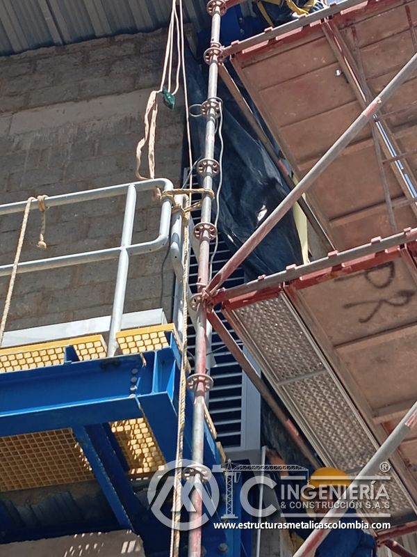Persiana metálica entre andamios y plataforma de trabajo del Edificio eléctrico CCM - Brinsa en Bogotá, Colombia. Montajes, Ingeniería y Construcción. MIC SAS.