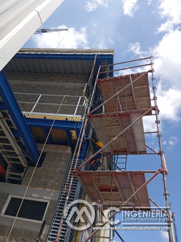 Andamio auxiliar frente a persiana vertical de ventilación del Edificio eléctrico CCM - Brinsa en Bogotá, Colombia. Montajes, Ingeniería y Construcción. MIC SAS.