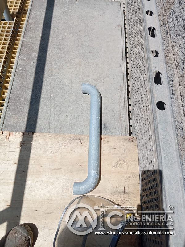 Baranda y pasamanos metálico junto a fachada industrial del Edificio eléctrico CCM - Brinsa en Bogotá, Colombia. Montajes, Ingeniería y Construcción. MIC SAS.