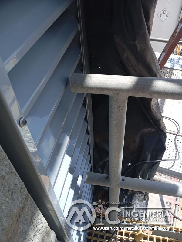 Detalle de pasamanos y baranda metálica en acceso técnico del Edificio eléctrico CCM - Brinsa en Bogotá, Colombia. Montajes, Ingeniería y Construcción. MIC SAS.