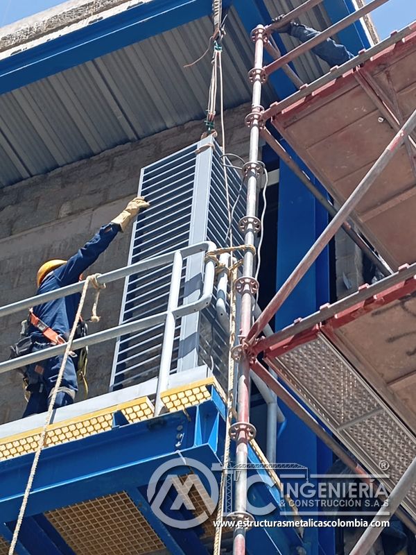 Baranda metálica y soporte junto a muro de edificio eléctrico del Edificio eléctrico CCM - Brinsa en Bogotá, Colombia. Montajes, Ingeniería y Construcción. MIC SAS.