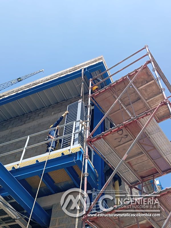 Baranda y pasamanos metálico junto a fachada industrial del Edificio eléctrico CCM - Brinsa en Bogotá, Colombia. Montajes, Ingeniería y Construcción. MIC SAS.