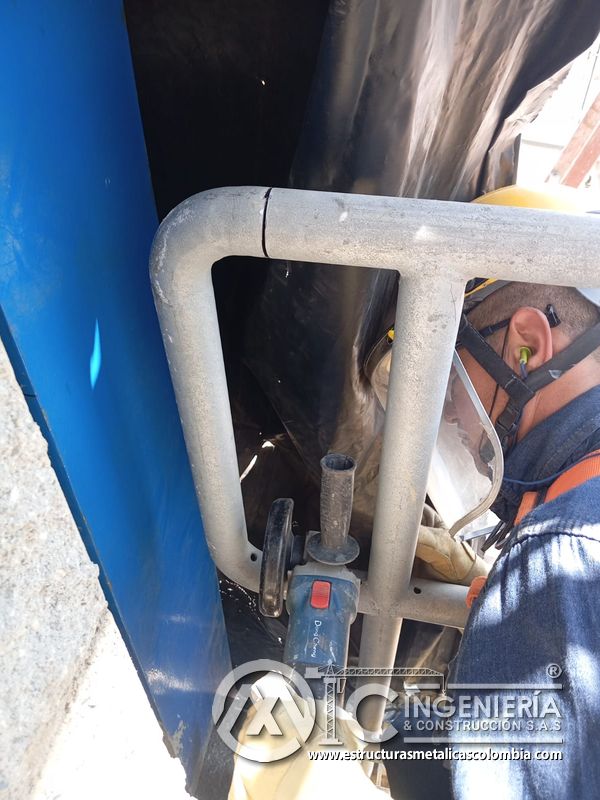 Detalle de pasamanos y baranda metálica en acceso técnico del Edificio eléctrico CCM - Brinsa en Bogotá, Colombia. Montajes, Ingeniería y Construcción. MIC SAS.