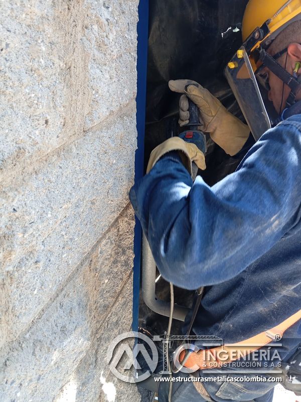 Baranda y pasamanos metálico junto a fachada industrial del Edificio eléctrico CCM - Brinsa en Bogotá, Colombia. Montajes, Ingeniería y Construcción. MIC SAS.