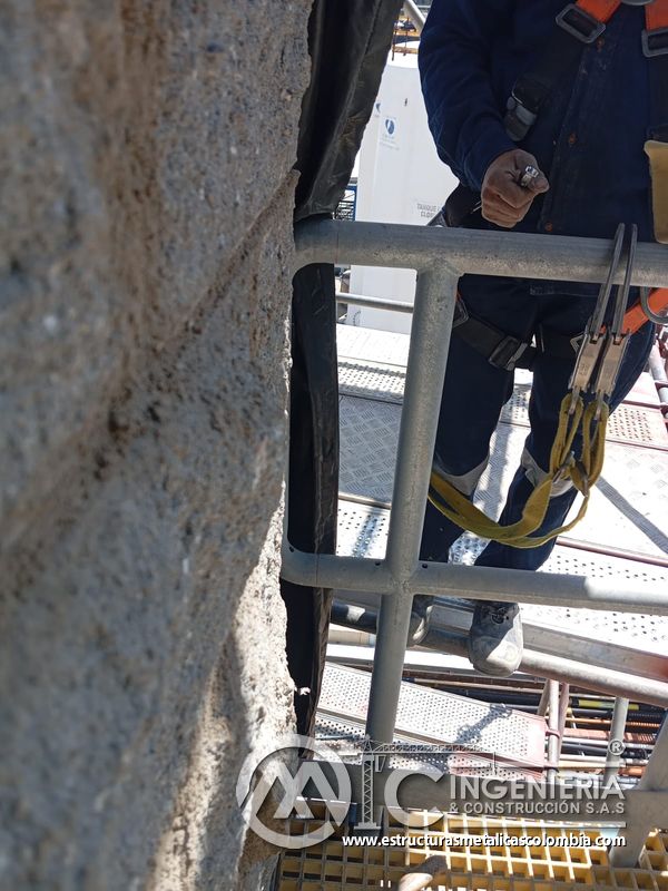 Detalle de pasamanos y baranda metálica en acceso técnico del Edificio eléctrico CCM - Brinsa en Bogotá, Colombia. Montajes, Ingeniería y Construcción. MIC SAS.