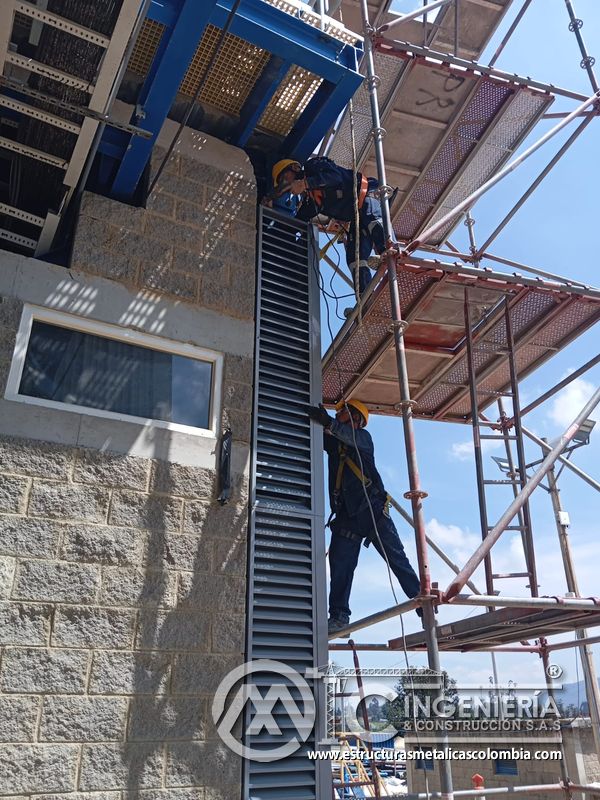 Persiana vertical de ventilación instalada en fachada industrial del Edificio eléctrico CCM - Brinsa en Bogotá, Colombia. Montajes, Ingeniería y Construcción. MIC SAS.