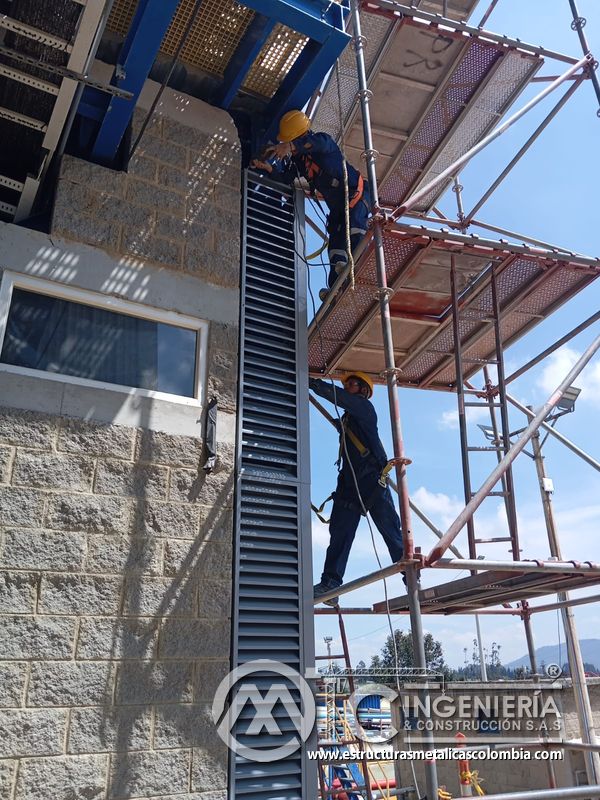 Andamio auxiliar junto a persiana vertical y fachada del Edificio eléctrico CCM - Brinsa en Bogotá, Colombia. Montajes, Ingeniería y Construcción. MIC SAS.